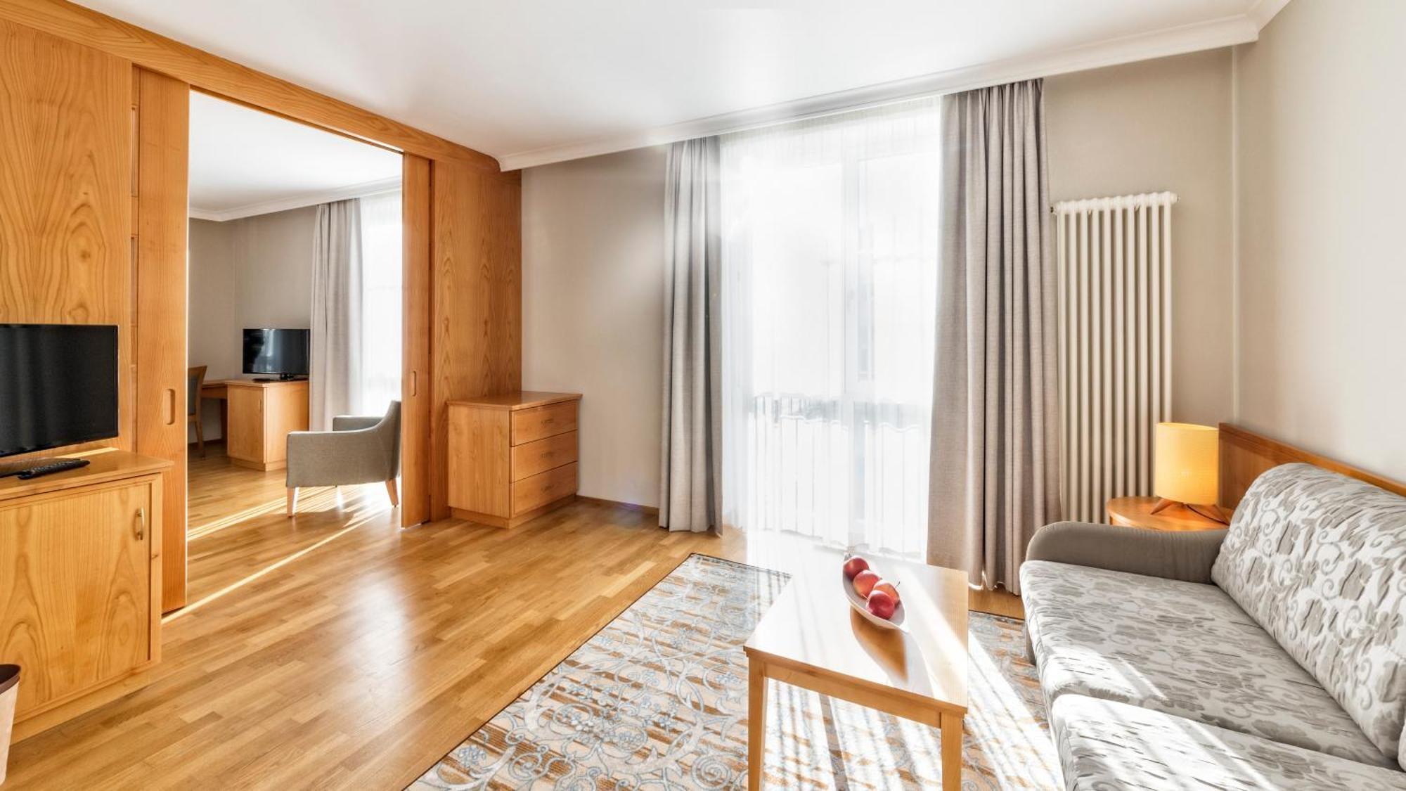 Hotel Post Alpine Cityflair Брунико Екстериор снимка