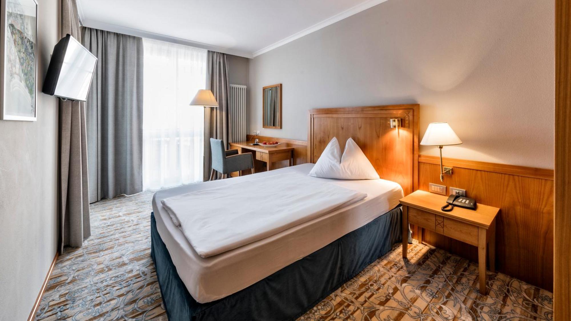 Hotel Post Alpine Cityflair Брунико Екстериор снимка